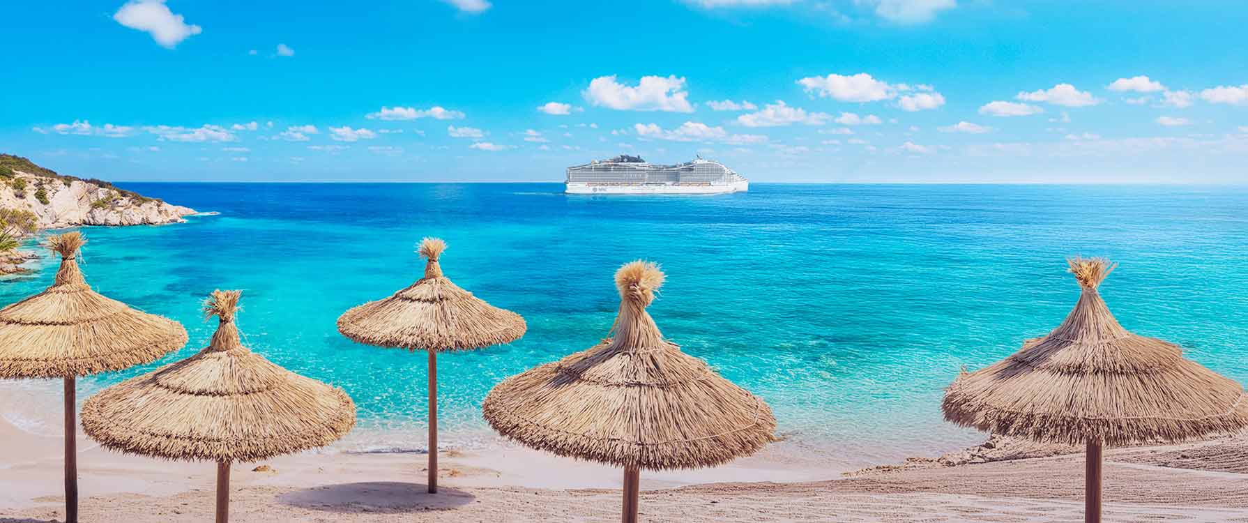 Spakowana torba podróżna stojąca na pokładzie statku