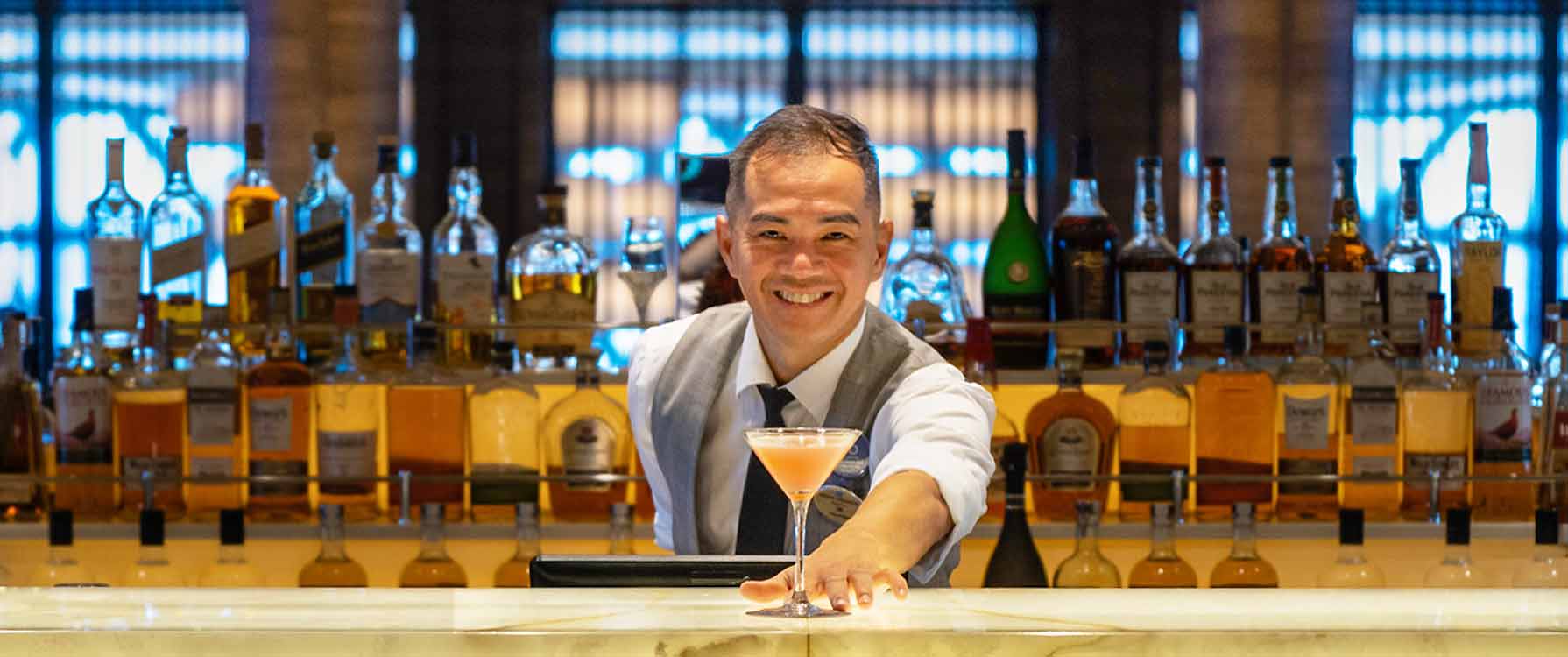 Barman serwujący drinka