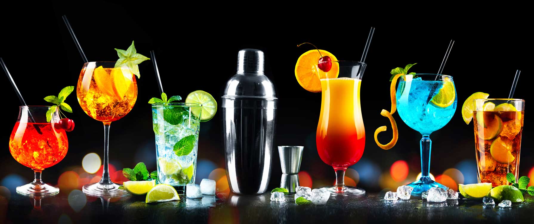 Drinki alkoholowe i bezalkoholowe w kieliszkach i szklankach