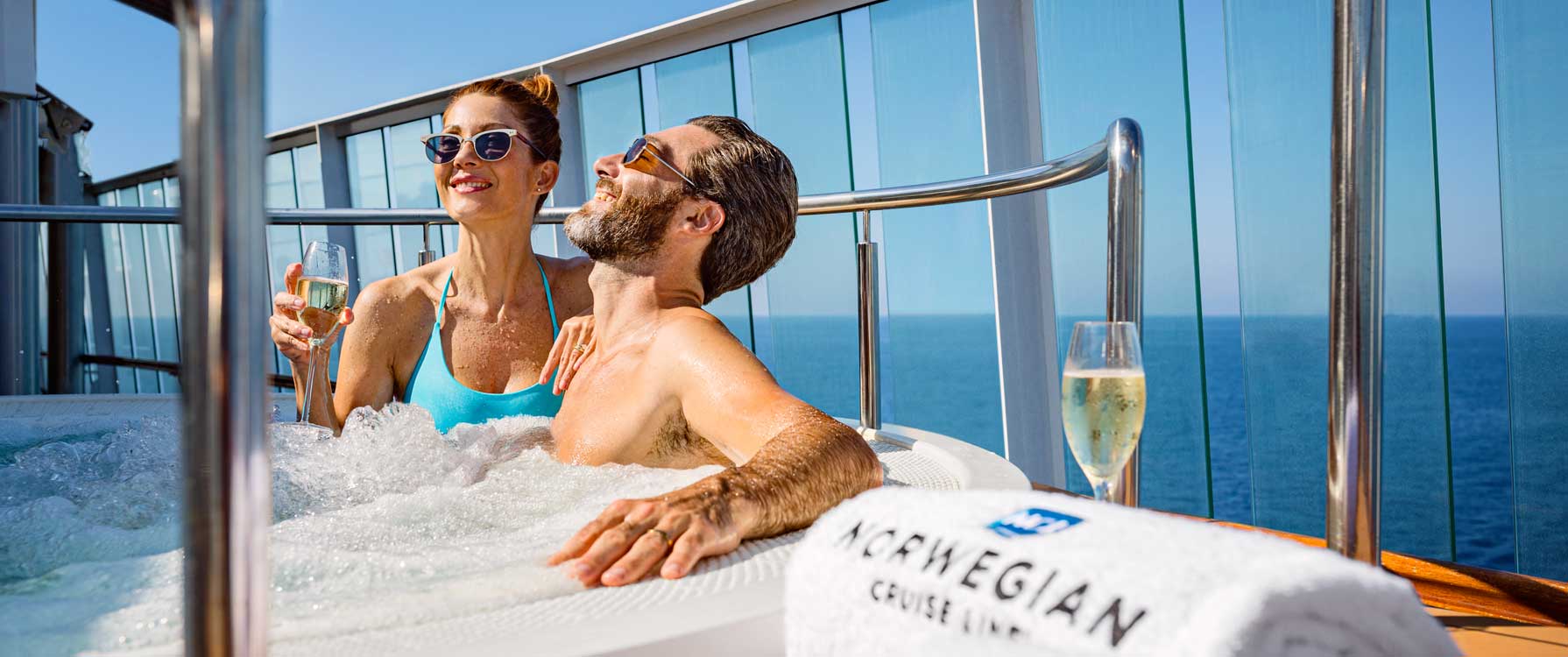 Para opalająca się w jacuzzi na pokładzie statku