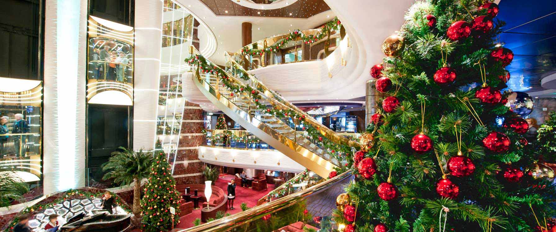 Choinka świąteczna stojąca w holu statku