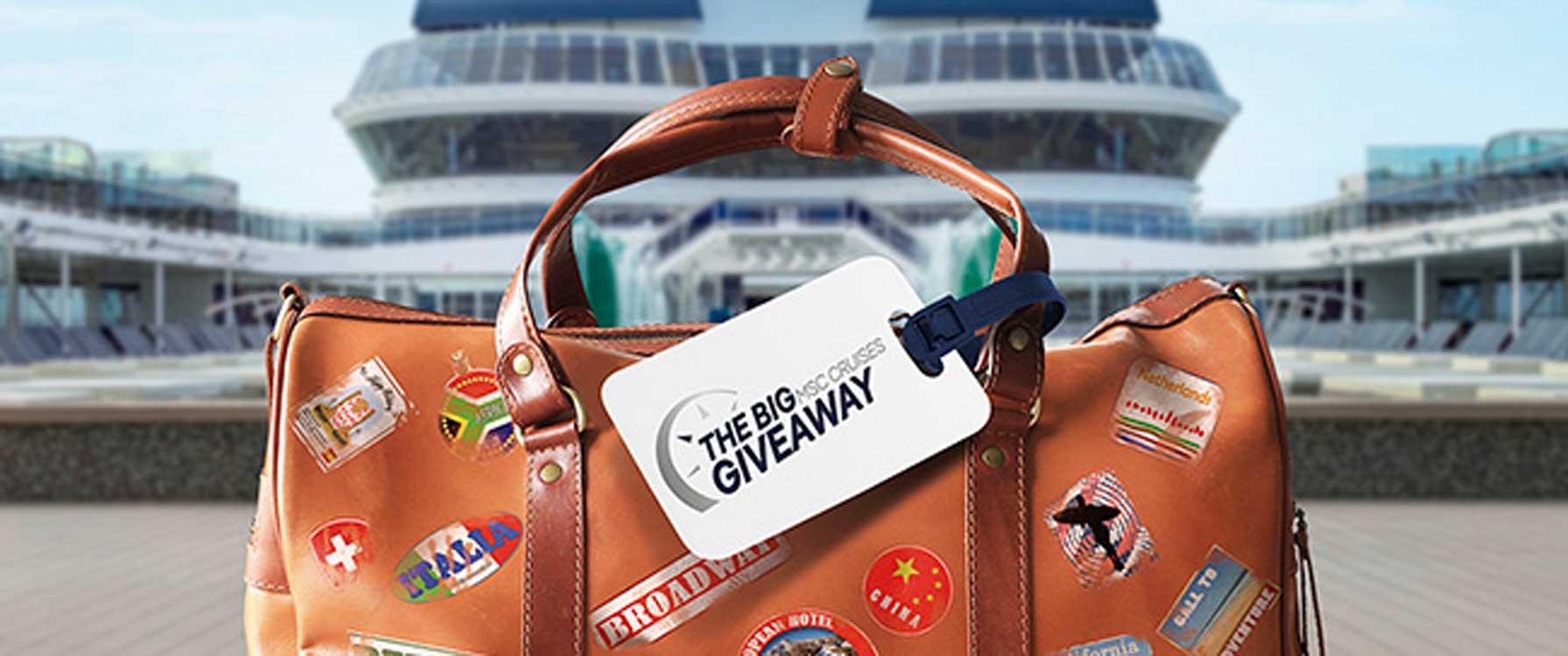 Spakowana torba podróżna stojąca na pokładzie statku